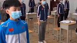 学生们课间操打太极拳