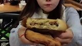 不就是吃油酥饼吗，看这妹子没吃过好东西的样子