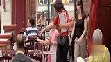 国外恶搞：两个大叔争着给顾客送礼物，搞得顾客一脸懵逼！