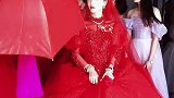 女孩身着红色婚纱出嫁惊艳众人