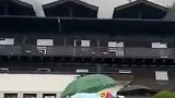 利雅得胜利在奥地利集训 球迷聚集在酒店外高唱C罗
