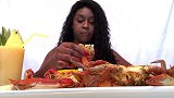 黑人美女吃大螃蟹，加了玉米一起煮，吃起来味道相当好