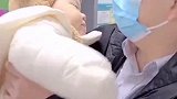 萌娃打疫苗装睡怎么摇都不醒，网友：这不是孩子这是人精
