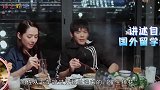 被女粉丝送催生捧花，向佐满脸尬笑无奈，向太却笑得合不拢嘴