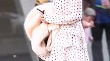 街拍小姐姐身材颜值没的说，波点长裙美到极致，太养眼了！