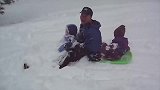 精彩的滑雪合集爸爸带着孩子顺雪而下，好开心啊！
