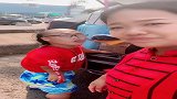 袖珍小夫妻给女儿去北京看腿，期待你们的好消息