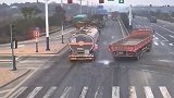 两台货车抢黄灯罐车瞬变洒水车带你懂车