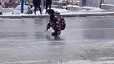路面结冰了，男子开启自动滑行，结果还去推车