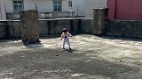小朋友在院子自己玩耍，看到自己的影子哭着喊着就要找妈妈！