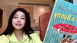 陈妍希为儿子念英语童话故事，频撩秀发性感迷人