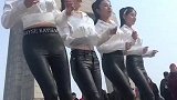 四大美女广场跳舞，其中一个小姐姐跳出了马甲线