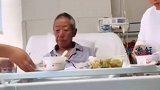 父亲生病多个女儿轮流照顾，网友：真的是羡慕了！ 女儿  小棉袄  爸爸的贴心小棉袄