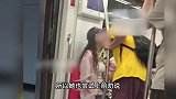 南京一情侣乘地铁做亲昵动作，目击者：我尝试劝说，但他们太专注