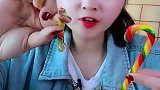 小姐姐直播吃彩色拐杖糖，创意小零食，是我童年向往的生活