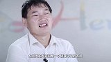 大衣哥亲家母罕见亮相，儿子小学文化却娶白富美，亲家母气质不凡