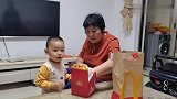 妈妈给小孔宝买了好吃的，5线城市第一家麦当劳，看孔宝喜欢吃吗