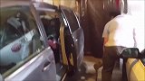 熊孩子不愿意上学，老爸累出一身汗都没能把娃塞车里，气的脑壳疼