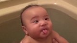 小宝宝和爸爸一起洗澡，爸爸一吹气小宝宝边笑边伸小舌头，萌翻了