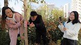 美女一瓶胶水卖200元，结果被小伙反套路，花500元买教训！
