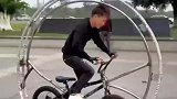 男子发明翻筋斗自行车，行驶中可以向前翻转360度
