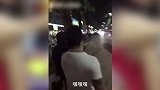 爆新鲜-20161206-网络主播为吸粉街头拉扯陌生女子胸带向路人脸上涂狗屎