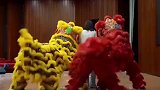 舞狮表演结束和粉丝合照，没想到后面打起来了
