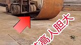 叉车还能把圆管掰直，太绝了