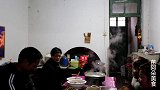 苗大姐家过年了，十几个人一长桌，吃饭喝酒乐呵呵