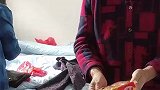 老人生病住院，结果还偷偷吃辣条，网友：家有一老如有一宝
