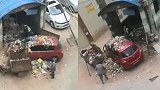 小车路边乱停放 惨遭垃圾堆封顶