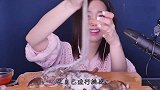 最作女主播，挑战吃活鱿鱼，小编有点看不下去了！