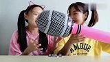 俩闺密拿“超大充气麦霸话筒”唱K，超嗨，太搞笑了