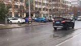 没安全气囊，五菱湿滑路面过弯失控撞上路牙子！