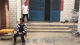 丈母娘要去小光家参观房子，小光擦桌子又扫地，迎接丈母娘的到来