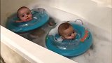妈妈带着双胞胎宝宝游泳，看这哥俩享受的呆萌的小表情太可爱了