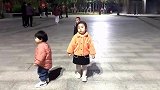 3岁丫头跳舞，2岁宝宝伴舞，看呆观众！