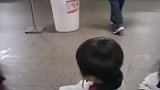 女孩学校食堂偶遇哥哥，张开双手撒娇求哥哥抱抱