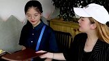 还有哪位宝宝想跟我一起吃饭？举起你们的手手！