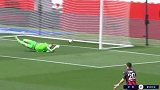 上半场补时第1分钟尼斯球员阿塔勒射门 - 被扑