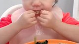 不爱吃的青菜娃看到妈妈吃的这么香，对青菜好感度直线上升