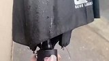 这个雨伞挺有自己的想法的，打开的一瞬间，妹子哭了