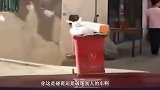 大妈撒泼耍赖，无所不用其极，可惜都被记录仪给打败了