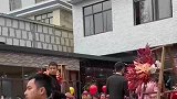 惊不惊喜，意不意外！结婚就是闹着玩，小伙子穿婚纱还挺帅