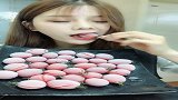 小姐姐吃自制巧克力冰冻葡萄，一口一个真过瘾