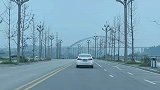 没想到她哥哥连夜开车来接她