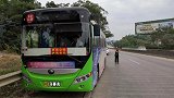 男子因下车问题暴打公交司机 司机手捂头部车撞护栏