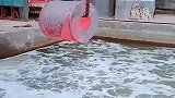 烧制通红的钢铁，放进沸腾的热水池中，瞬间波涛汹涌
