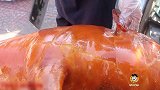 师父的烧猪做得这么好吃 ，全靠肚子里塞这个叶子，所以才这么香