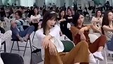 让我来告诉你们，如何一秒学会休闲风坐姿，网友这也太简单了！